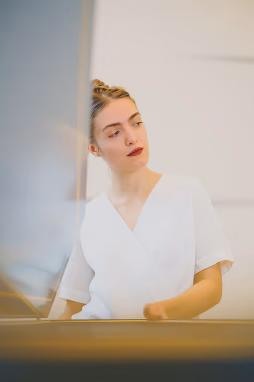 Photo de Louise Acabo devant son clavecin