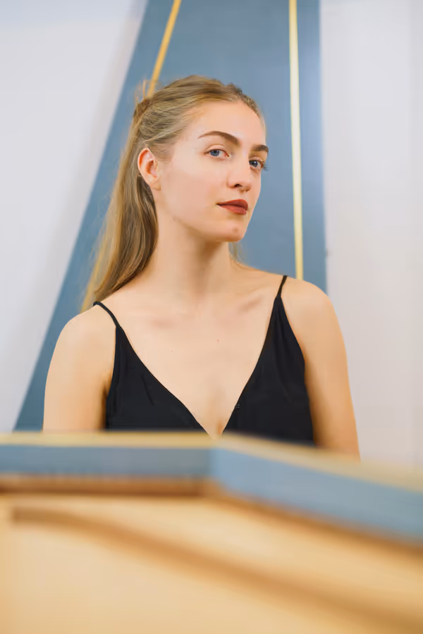 Photo de Louise Acabo devant son clavecin